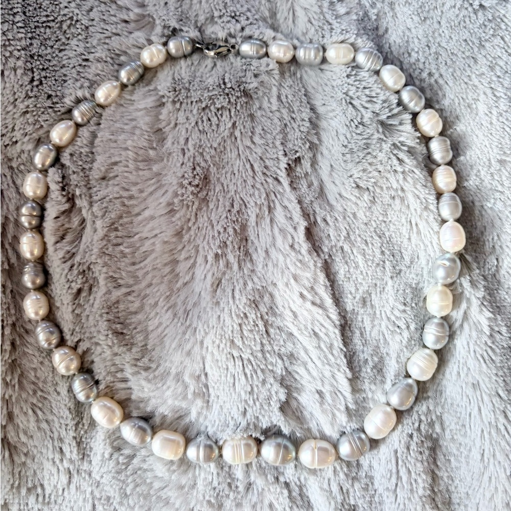 Elegant Faux Pearl Necklace - Picture 2 of 9